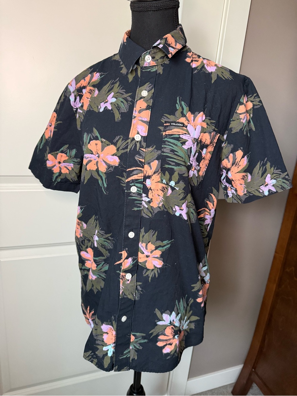 Volcom Navy Floral Short-Sleeve Button-Down Shirt - Picture 7 of 8